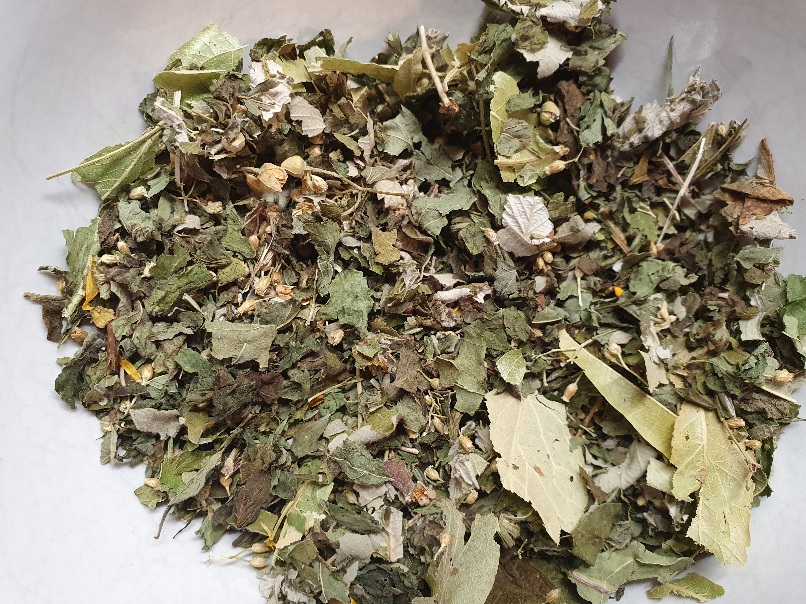 Getrocknete Wildkräuter zusammengestellt zu einer harmonischen Teemischung.